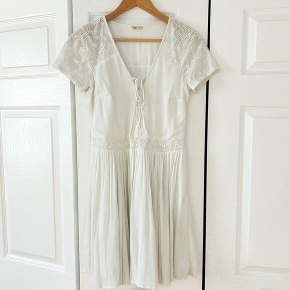 Hollister Dresses & Skirts - Hollister White Lace Detail Short Sleeve Fit & Flare Dress Size M